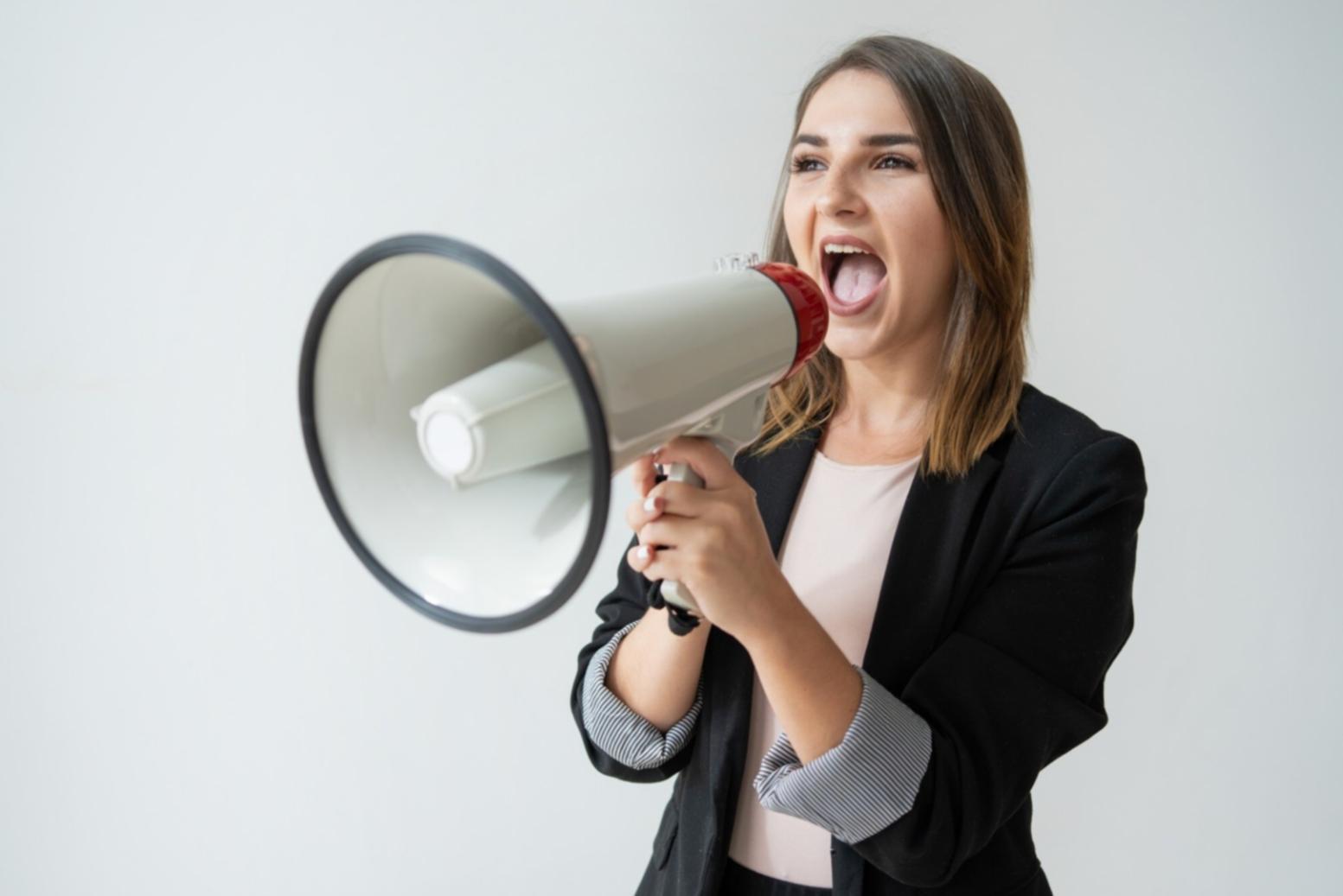 Teilnehmer analysieren Website-Metriken während eines interaktiven Workshops